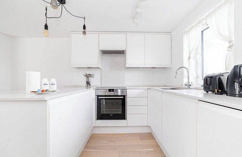 Belgravia Apartment | Bright Belgravia Apartment: Family-Friendly with Spa Access