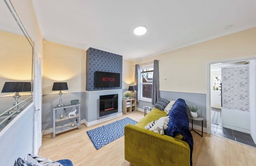 Swanscombe House | Bright 2-Bed House with Dining Room, 2 Lounges & Private Garden