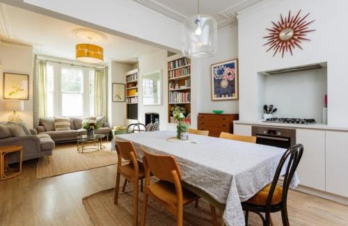 Northcote Apartment | Inviting 2 Bedroom Apartment with Garden in Clapham