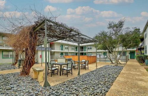 Clarksville Apartment | Bright 2Bed in Downtown Austin - Close to Everything