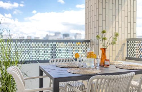 Holesovice Apartment | Cozy 2BR Retreat with Balcony & Free Parking for Families