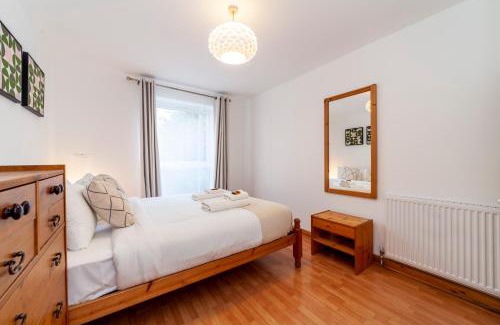 Chiswick Apartment | Bright 2BR Flat Near Trendy Chiswick High Road Awaits You