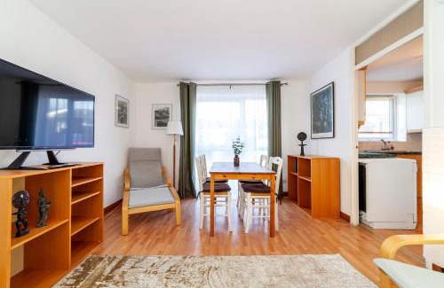 Chiswick Apartment | Bright 2BR Flat Near Trendy Chiswick High Road Awaits You