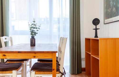 Chiswick Apartment | Bright 2BR Flat Near Trendy Chiswick High Road Awaits You