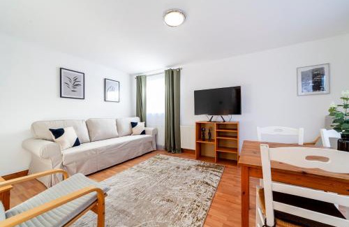 Chiswick Apartment | Bright 2BR Flat Near Trendy Chiswick High Road Awaits You