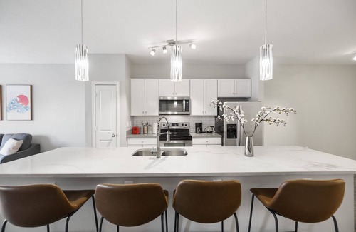St. Edwards Apartment | Bright 2BR Flat w/Balcony + Pool | Walk to SoCo