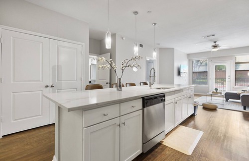 St. Edwards Apartment | Bright 2BR Flat w/Balcony + Pool | Walk to SoCo