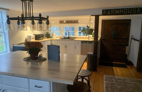 North Bennington Cottage | Bright 3-Bedroom Historical Cottage w/pool table