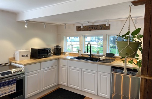 North Bennington Cottage | Bright 3-Bedroom Historical Cottage w/pool table