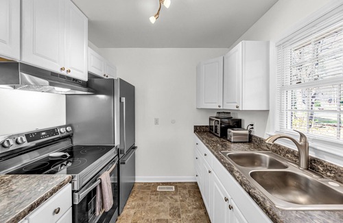 Chapel Hill House | Bright 3-Bedroom House Near UNC with Pool & Pet-Friendly
