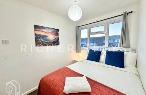 Tilbury House | Bright 3-Bedroom House, Driveway and Garden