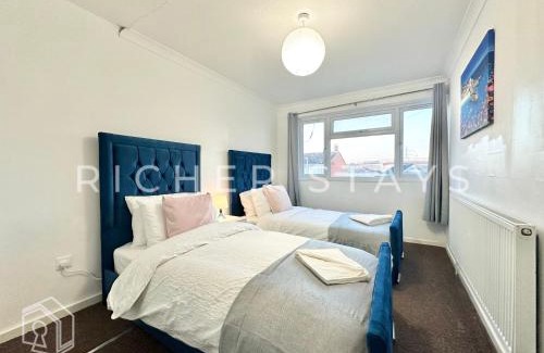 Tilbury House | Bright 3-Bedroom House, Driveway and Garden