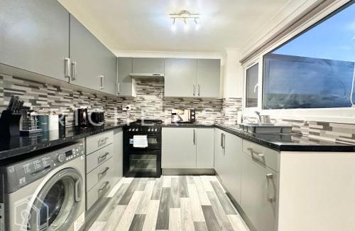Tilbury House | Bright 3-Bedroom House, Driveway and Garden