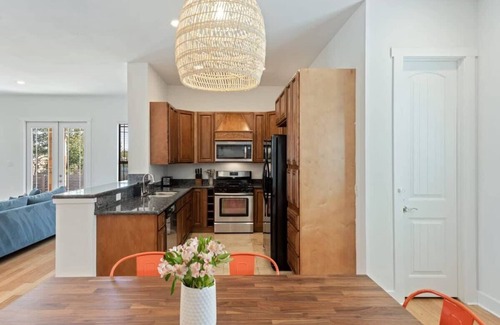 Central East Austin House | Bright Home in East Austin with Cowboy Pool & 10/10 Rating
