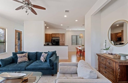 Central East Austin House | Bright Home in East Austin with Cowboy Pool & 10/10 Rating