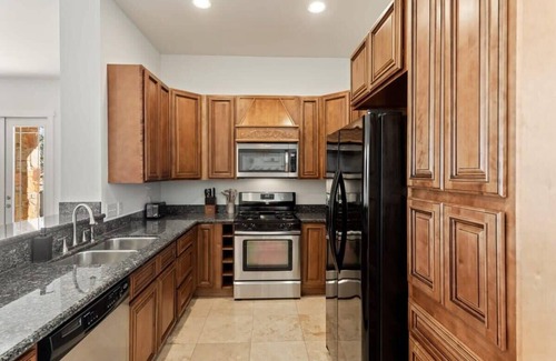 Central East Austin House | Bright Home in East Austin with Cowboy Pool & 10/10 Rating