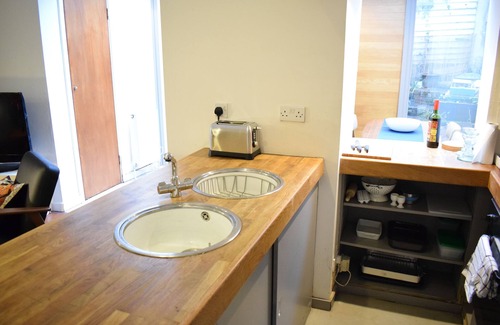 Finsbury Park Apartment | Bright 1BD Garden Flat with Spa & Breakfast Included