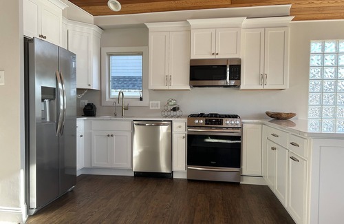 Gardens Condo | Bright Beach Retreat with Spa and Scenic Bay Views