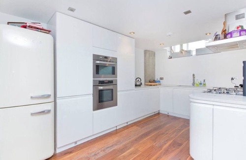 Hackney Apartment | Bright Botanical Loft with Spa & Breakfast in Haggerston