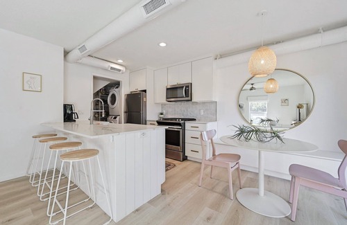 South Lamar Condo | Bright&Airy Condo min from DT, Zilker, and SoCo!