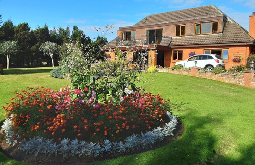 Elgin House | Sunny First Floor Apartment with Balcony and Ocean View