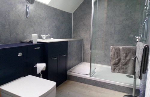 Elgin House | Sunny First Floor Apartment with Balcony and Ocean View