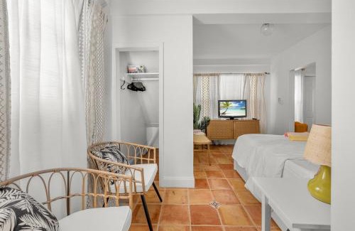Flamingo Parks Apartment | Bright and Airy Apartment on Flamingo Dr