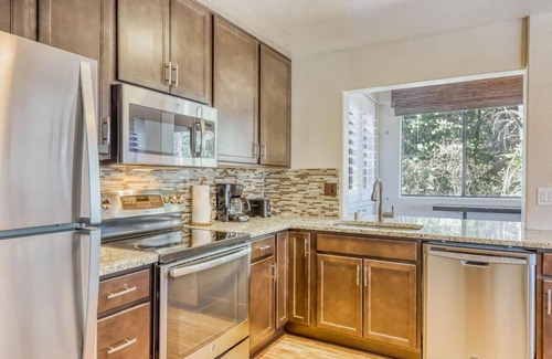 Truckee Condo | Bright and airy, newly remodeled ski-in ski-out 2BR/1.5BA 880ft condo