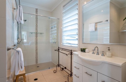 Bardon Villa | Inviting Queenslander with City Views & Pet-Friendly Amenities