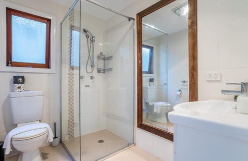 Bardon Villa | Inviting Queenslander with City Views & Pet-Friendly Amenities