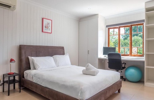 Bardon Villa | Inviting Queenslander with City Views & Pet-Friendly Amenities