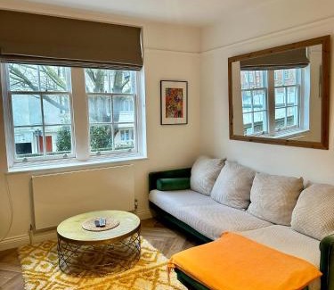Hammersmith Apartment | Bright Two Bedroom Apartment - Family Friendly Retreat