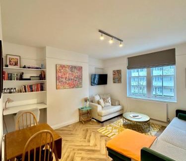 Hammersmith Apartment | Bright Two Bedroom Apartment - Family Friendly Retreat