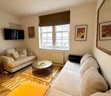Hammersmith Apartment | Bright Two Bedroom Apartment - Family Friendly Retreat