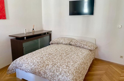 Wahring Apartment | Bright Apartment - Pet & Child Friendly, 15 Min to Center
