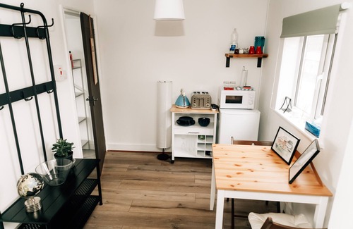 Walberswick Cabin | Bright Studio in Walberswick with Pool & Spa Access