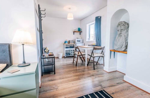 Walberswick Cabin | Bright Studio in Walberswick with Pool & Spa Access