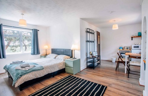 Walberswick Cabin | Bright Studio in Walberswick with Pool & Spa Access