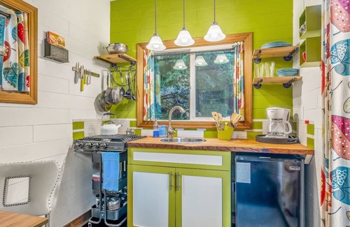 Sherwood Cottage | Vibrant Tiny Home for Two with Ocean View - Guest Rated 10/10