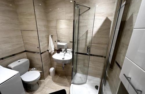 Velke Kapusany Apartment | Cozy Apartment with Netflix Access & Free Parking - 9.9/10