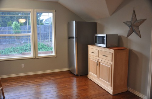 Cedar Mill Apartment | Cozy 1 Bedroom Apartment with Breakfast & Child-Friendly Amenities