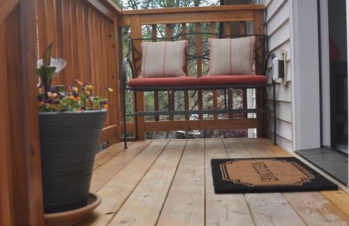 Cedar Mill Apartment | Cozy 1 Bedroom Apartment with Breakfast & Child-Friendly Amenities