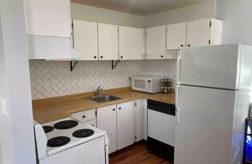 East Kootenay Apartment | Cozy 2BR Central Condo with Kitchen & Parking for Families