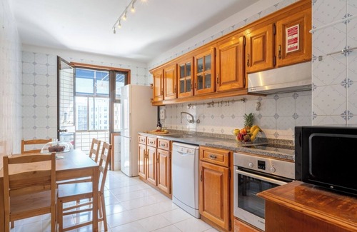 Paranhos Apartment | Bright and Elegant Urban Flat w/Balcony by Host Wise
