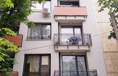 Oborishte Apartment | Bright Newly Refurbished Apartment with Restaurant and Kitchen