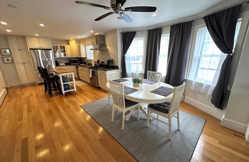 Off Broadway Apartment | Bright 2 Bed Apartment with Kitchen in Broadway Neighborhood
