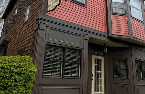 Off Broadway Apartment | Bright 2 Bed Apartment with Kitchen in Broadway Neighborhood