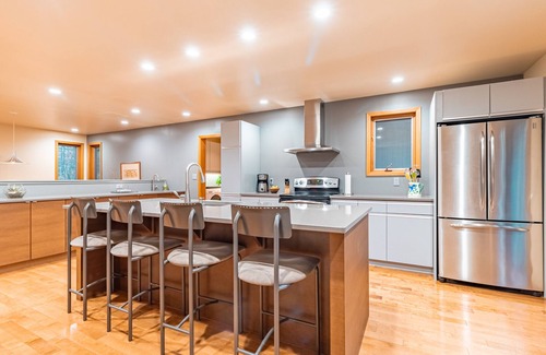 Grand Bend House | Guest Rated 9.6: Family Retreat in Southcott Pines, Grand Bend