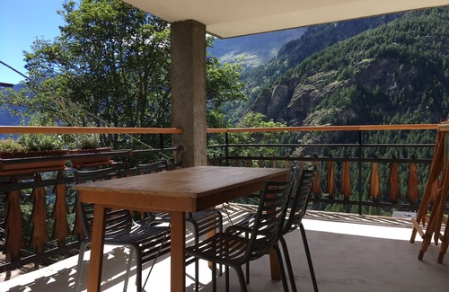 Paquier Apartment | Bright Apartment with Ocean View, Spa, and Large Balcony