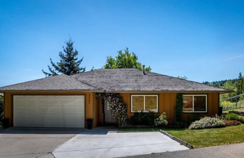 West Porpoise Bay House | Bright 3-Bedroom West Coast Rancher with Ocean Views